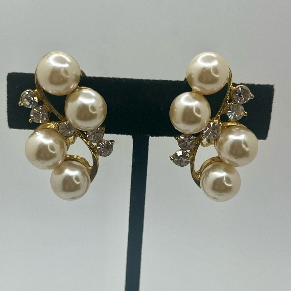 Vintage Gold Tone Faux Pearl Rhinestone Clip On Earrings. Excellent condition